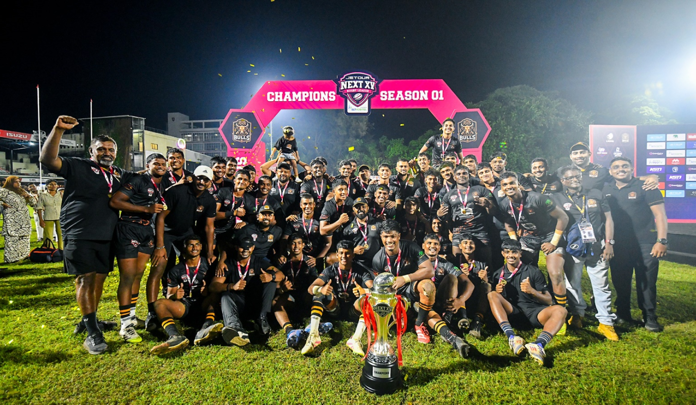 Ruchira Weerakoon presenting medals to Colombo Aces players at the Jetour Next XV Rugby League