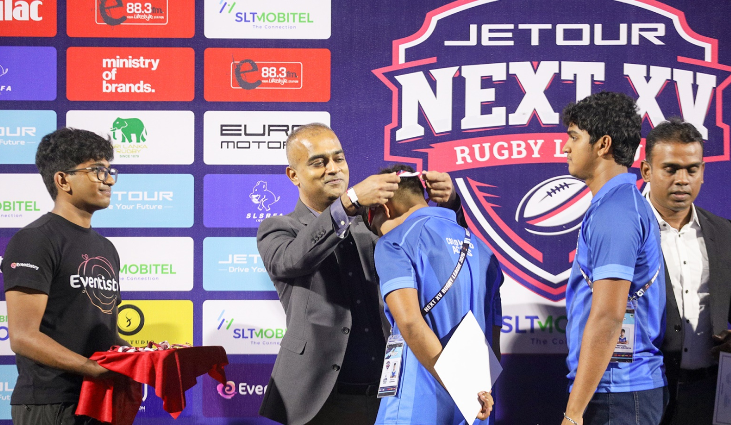 Ruchira Weerakoon presenting medals to Colombo Aces players at the Jetour Next XV Rugby League